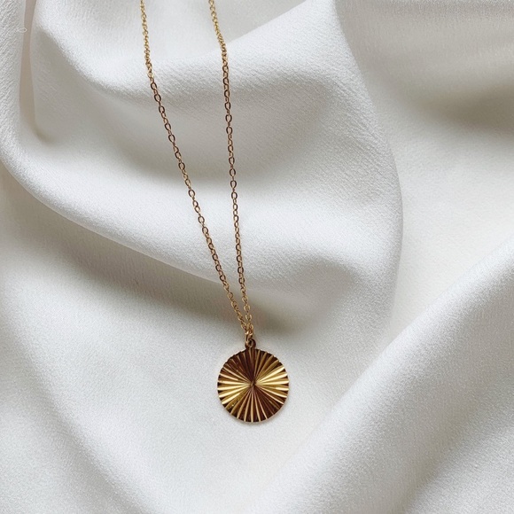 Gold sunbeam round disc pendant necklace - Picture 1 of 8